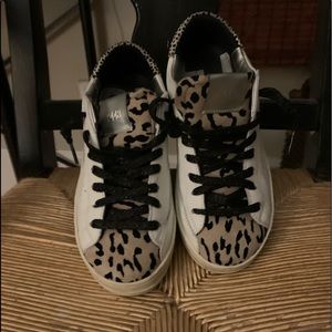 P448 John low top mixed animal print. Like new!
